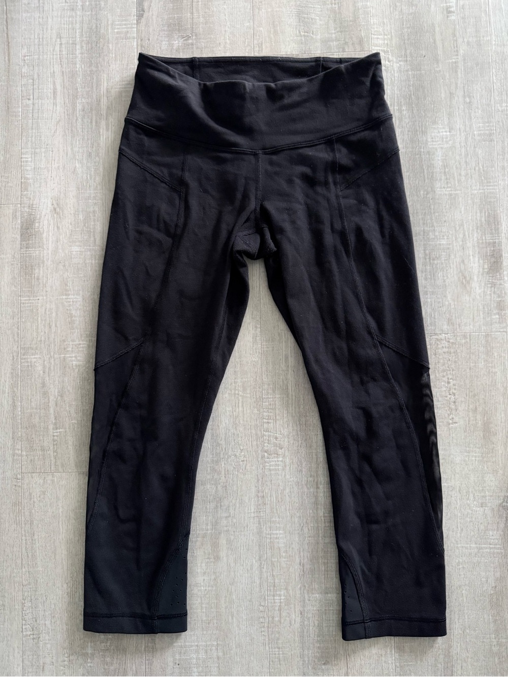 Lululemon black capri leggings with Mesh, women’s 4